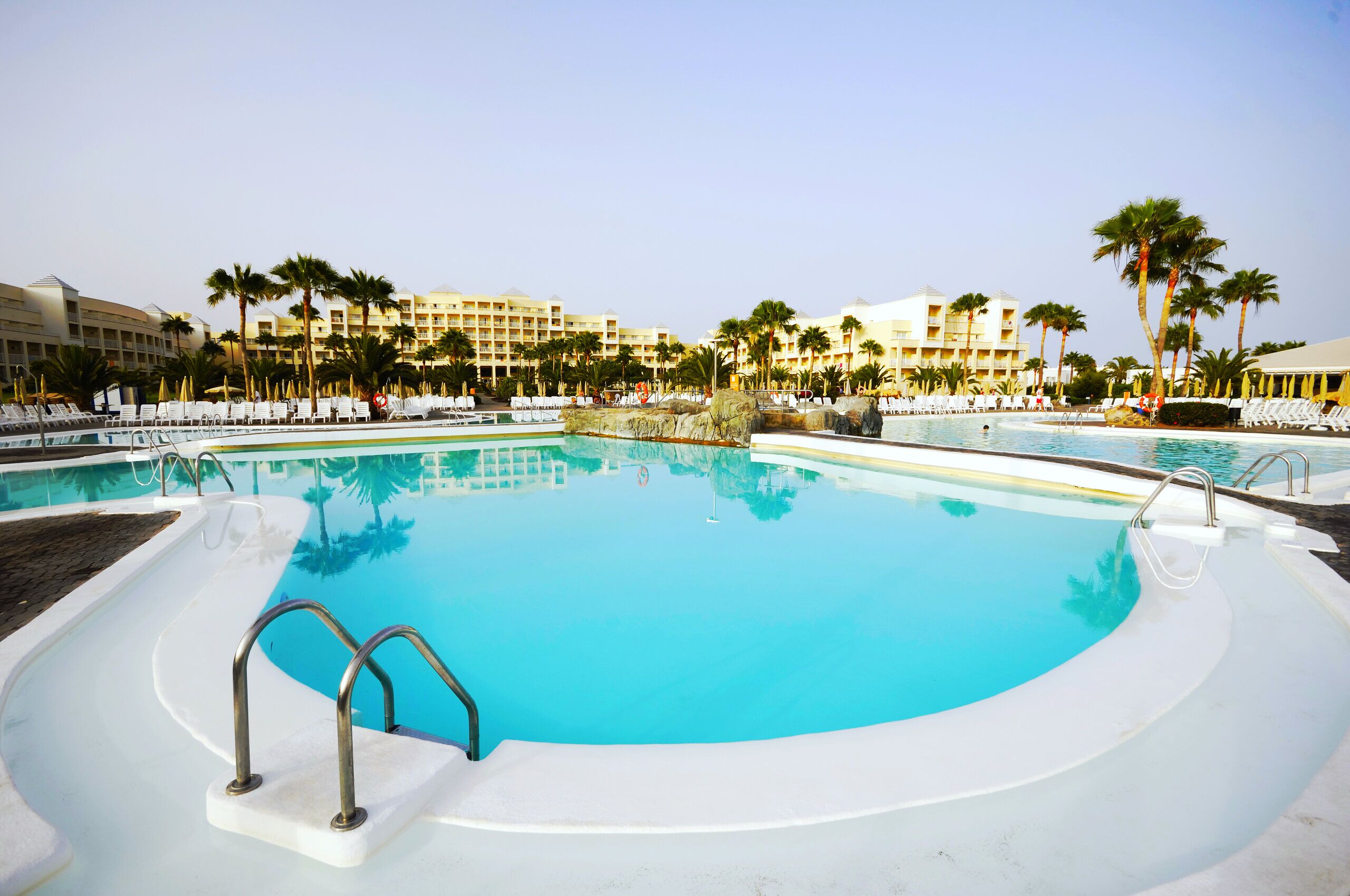 Immagine piscina bianca all'interno di resort di lusso