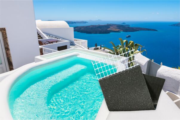 piscina in calcestruzzo in una casa che si affaccia sul mare mediterraneo