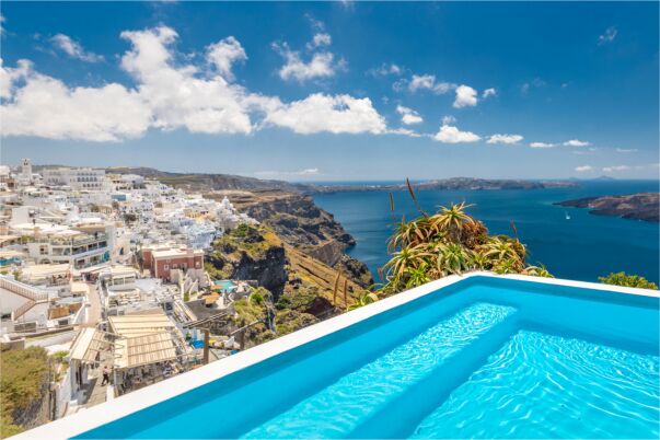 piscine in calcestruzzo in stile mediterraneo che si affaccia sul mare.