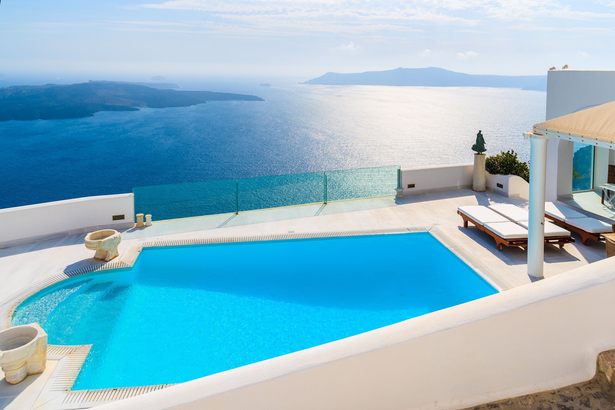 Piscina in una villa su una collina affacciata sul mare