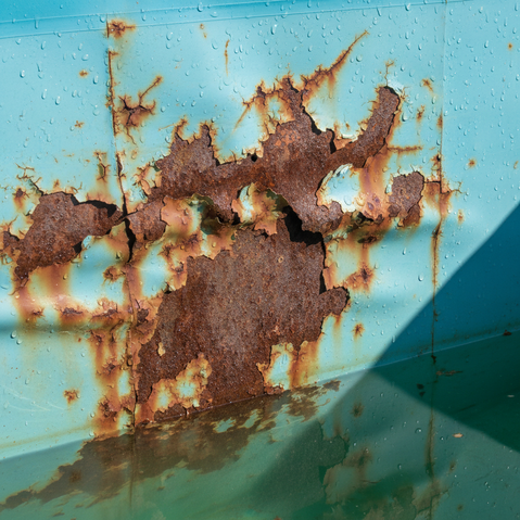 Foto che mostra piscina in ferro corrosa dalla ruggine e successivamente dopo il trattamento con le vernici Finepool Paints